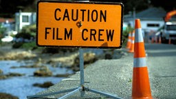 Ein gelbes Schild mit der Aufschrift: "Caution Film Crew"