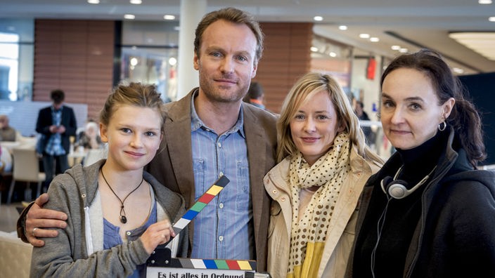 Im Bild v.l. Sinje Irslinger (Rolle Sarah), Mark Waschke (Rolle Andreas), Silke Bodenbender (Rolle Birgit) und die Regisseurin Nicole Weegman.