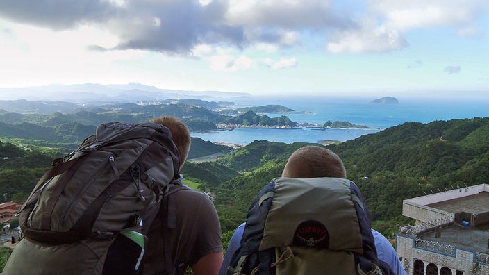 Felix Metzger und Max Jensen blicken in Taiwan auf den Pazifik
