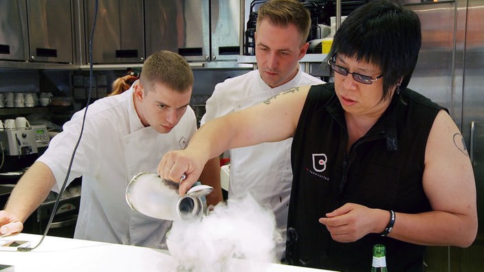 Max Jensen und Felix Metzger kochen mit Hongkongs Spitzenkoch Alvin Leung bei einer Trockeneiskreation