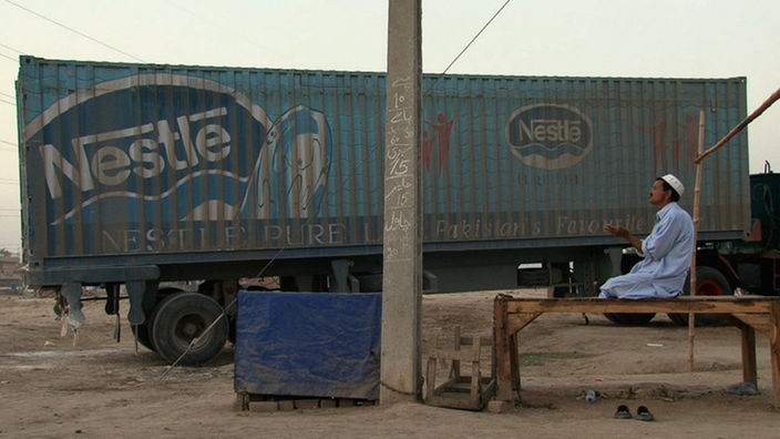 Nestlé-Lastwagenfahrer betet