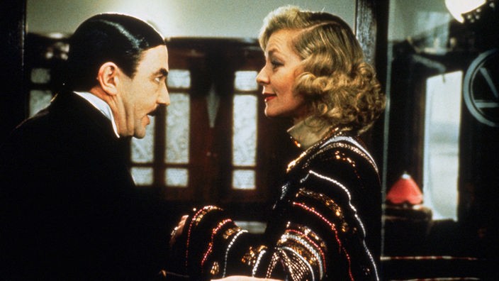  Poirot (Albert Finney) und Mrs. Hubbard (Lauren Bacall).