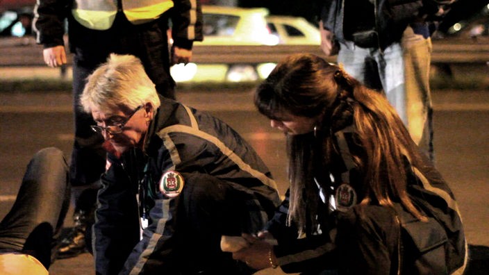 Kroatien 2012 Notarzt Krassi (l) und Krankenschwester Mila behandeln ein Unfallopfer.