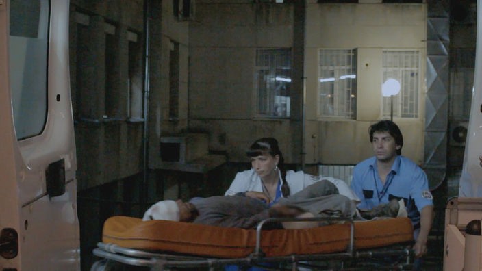Krankenschwester Mila und Fahrer Plamen liefern einen Patienten ein