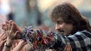 Wolle Petry trägt Hunderte Freundschaftsbändchen über seinem Arm