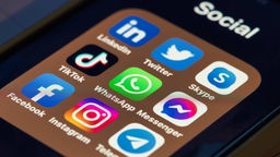 Die Icons verschiedener Social-Media-Apps werden auf einem Handybildschirm angezeigt