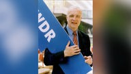 Fritz Pleitgen mit WDR-Logo in der Hand