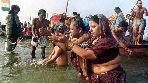 Hindus baden beim Kumbh Mela