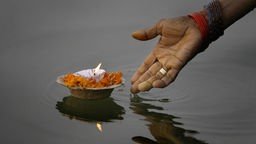 Schwimmende Kerze im Ganges