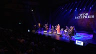 Die iranische Sängerin Maryam Akhondy führte in Gütersloh zwei ihrer Ensembles zusammen und ließ die Grenzen von Jazz und iranischer Musikkultur verschwimmen.