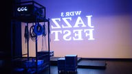 Projektion für das WDR 3 Jazzfest 2016 in Münster aus dem Backstage-Bereich mit Kabeln und Flightcases