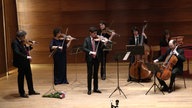 Jewish Chamber Orchestra Hamburg spielt auf einer Bühne