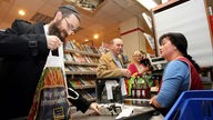 Juden kaufen in einem koscheren Supermarkt ein