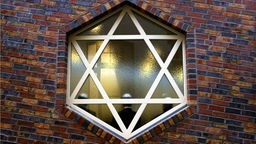 Eine Synagoge mit einem Davidstern Fenster