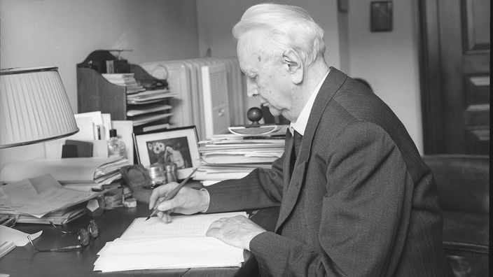Professor Karl Jaspers sitzt an seinem Schreibtisch (Archivbbild, s/w).