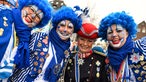 Verkleidete Karnevalistinnen feiern in Düsseldorf den Straßenkarneval.