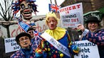 Karnevalisten aus Großbritannien vor dem "Miss Brexit '23"-Wagen in Düsseldorf. 