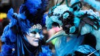 Freunde venezianischer Masken kommen auch im Düsseldorfer Karneval auf ihre Kosten.