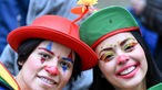 Zwei Karnevalistinnen beim Düsseldorfer Rosenmontagszug
