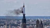 Die Turmspitze der Kathedrale von Rouen steht in Flammen.