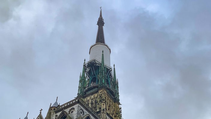 Die Turmspitze der Kathedrale von Rouen.