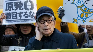 Kenzaburo Oe bei einer Anti-Atomkraft Demonstration in Tokyo