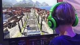 Ein Kind spielt Total War Arena auf der Gamescom 