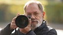 Klaus Otto Nagorsnik richtet eine Kamera auf den Beobachter. (ARCHIV - 21.10.2022)