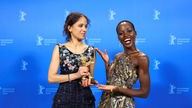 Filmemacherin Mati Diop (L) posiert mit dem Goldenen Bären für den besten Film für den Film "Dahomey" mit der Präsidentin der Internationalen Jury 2024 Lupita Nyongo.