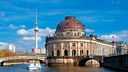 Aufnahme der Museumsinsel In Berlin-Mitte mit dem Bode-Museum und dem Fernsehturm im Hintergrund. 