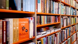 Bücherregale einer Bibliothek