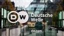 Logo "Deutsche Welle" an der Glastür zum Hauptsitz des Unternehmens, Bonn, Nordrhein-Westfalen, Deutschland.