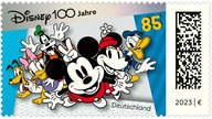 Micky Mouse, Donald Duck und andere Comicfiguren sind auf einer deutschen Briefmarke zu sehen. 