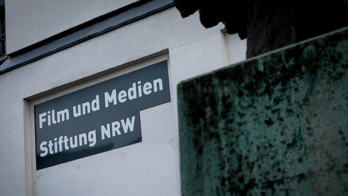 Schild Film und Medien Stiftung NRW an Hauswand