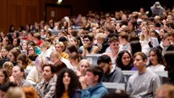 Symbolbild: Studierende im Hörsaal