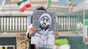 Plakat von Toomaj Salehi, bei einer Versammlung auf der Place de la Bastille für die Freilassung des iranischen Rappers, der im Iran inhaftiert ist.