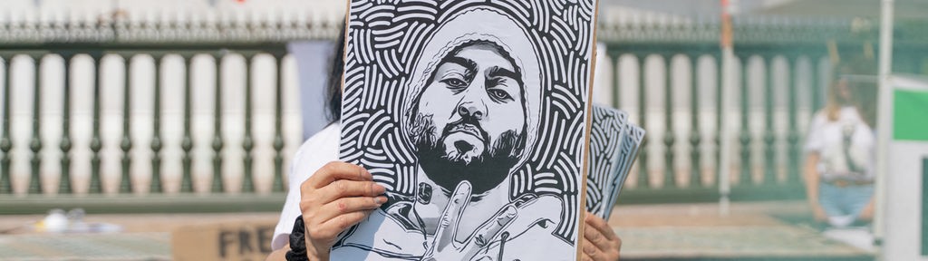 Plakat von Toomaj Salehi, bei einer Versammlung auf der Place de la Bastille für die Freilassung des iranischen Rappers, der im Iran inhaftiert ist.