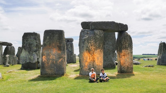 Zwei Klima-Protestanten haben das Stonehenge-Monument mit Farbpulver beworfen.