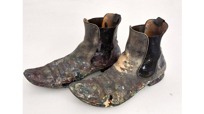 Der renommierte Künstler Neo Rauch hat dem Museum Weißenfels ein außergewöhnliches Geschenk gemacht: seine getragenen Schuhe