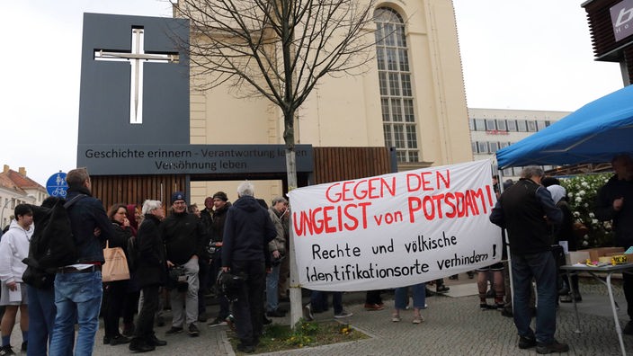 Transparent mit der Aufschrift "Gegen den Ungeist von Potsdam / Rechte und völkische Identifikationsorte verhindern" bei einer Kundgebung vor der Garnisonkirche in Potsdam.