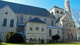 Außenansicht der St. Pantaleon Kirche in Köln.