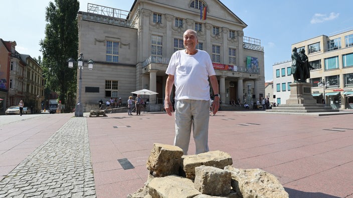 Günther Uecker steht auf dem Theaterplatz in Weimar vor Steinen seiner Installation "Steinmal".