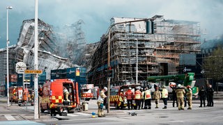 Das Mauerwerk der ausgebrannten Hälfte der historischen Börse in Kopenhagen ist eingestürzt. Die Wände der halben Börse brachen trotz Stabilisierung zusammen.