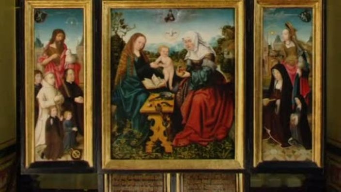Auf drei Flächen wird eine Szene aus dem Leben der heiligen Anne dargestellt. Sie ist umgeben von betenden Frauen und Männern verschiedener Schichten, in der Mitte ist das Jesuskind.