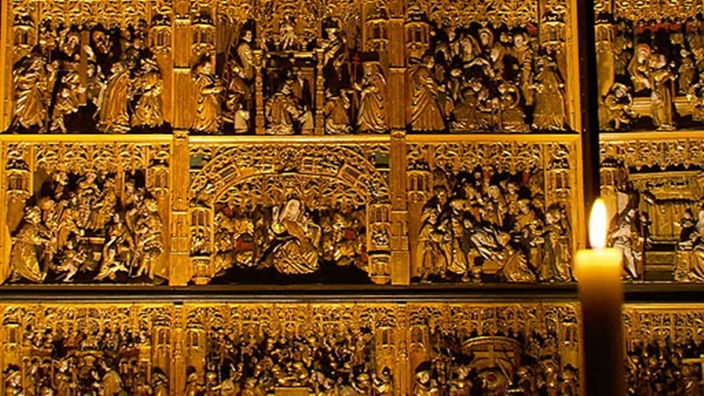 Stationen der Vita Christis werden auf einzelnen Bildern auf dem Altar dargestellt