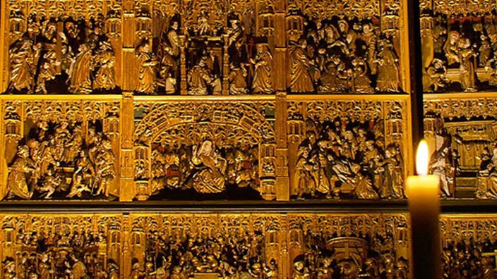 Stationen der Vita Christis werden auf einzelnen Bildern auf dem Altar dargestellt