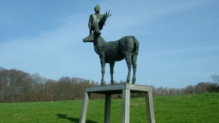 Bronzeskulptur von Stephan Balkenhol: Mann im Hirschgeweih