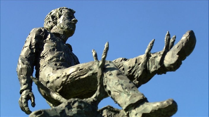 Bronzeskulptur von Stephan Balkenhol: Mann im Hirschgeweih, Detailaufnahme