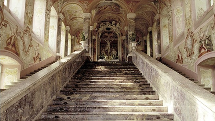Ein breite Steintreppe in einem heiligen Gebäude