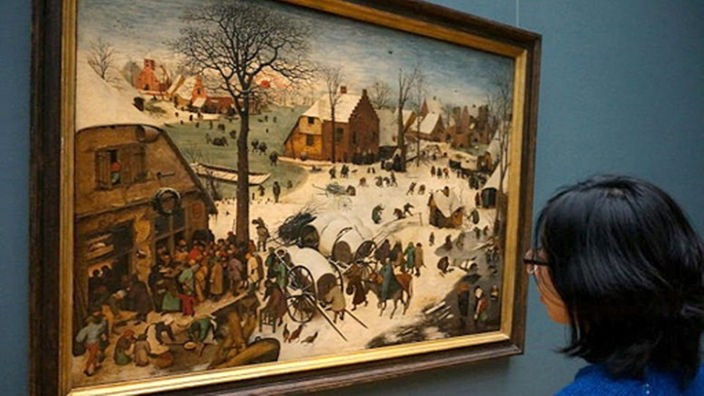 Frau betrachtet die Volkszählung von Pieter Bruegel.